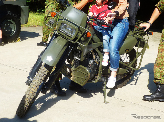 カワサキ製『KLX250』の偵察用2輪に子どもたちが跨る(千葉県、松戸駐屯地一般公開イベント、10月3日)