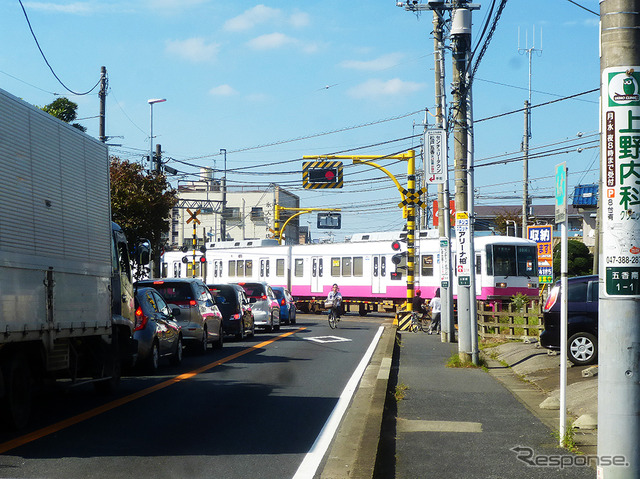 旧日本陸軍鉄道連隊演習線をルーツとする新京成線の電車が松戸駐屯地付近を行く