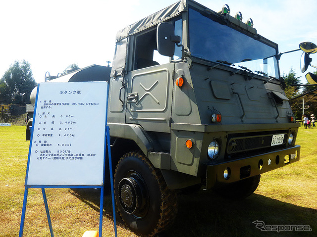 燃料タンク車や水タンク車も展示された(千葉県、松戸駐屯地一般公開イベント、10月3日)