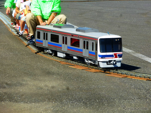 子どもたちを乗せて新京成8900形ミニ電車も走った(千葉県、松戸駐屯地一般公開イベント、10月3日)
