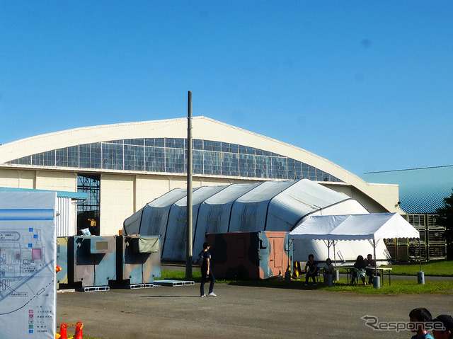 1939(昭和14)年につくられた格納庫は、逓信省松戸高等航空機乗員養成所飛行場の時代から残るもの(千葉県、松戸駐屯地一般公開イベント、10月3日)