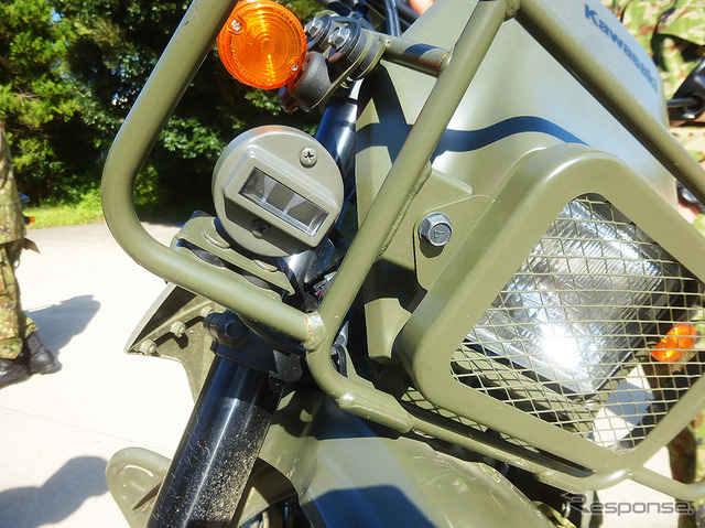 カワサキ製『KLX250』の偵察用2輪に子どもたちが跨る(千葉県、松戸駐屯地一般公開イベント、10月3日)