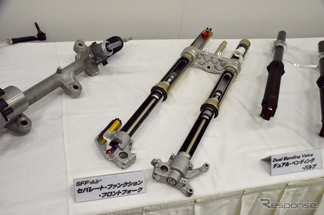 SHOWA SFF-Air（Separate Function Front Fork-Air）。