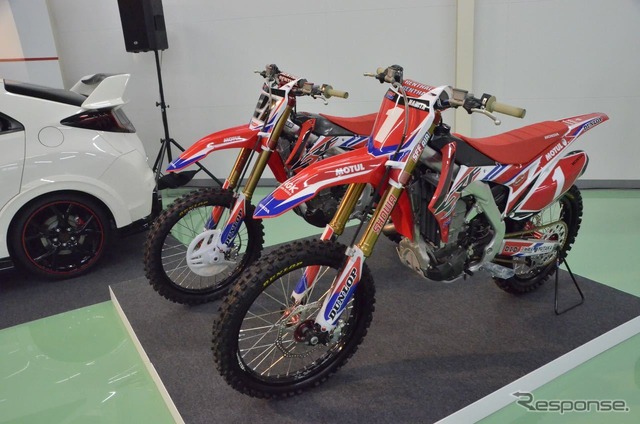 SHOWA SFF-Air（Separate Function Front Fork-Air）装着車。