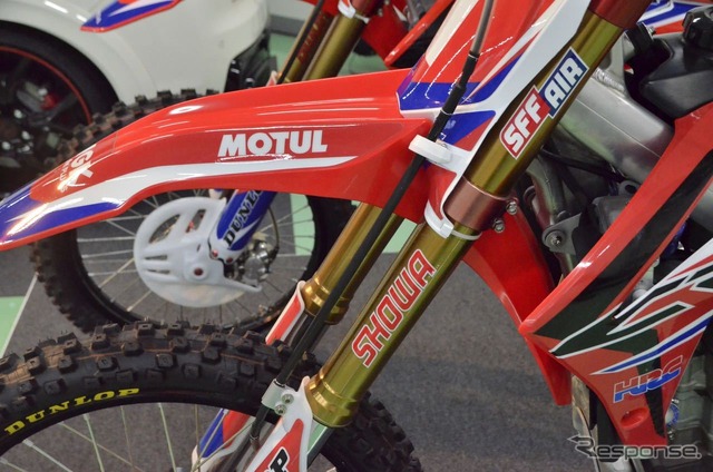 SHOWA SFF-Air（Separate Function Front Fork-Air）装着車。