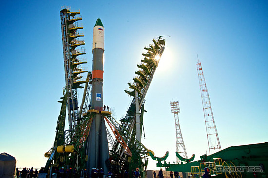 射点に立てられるプログレス補給船（61P）を搭載したソユーズロケット