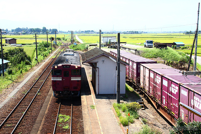 二塚駅で待機する高岡方面行き貨物列車