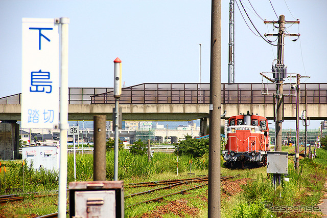二塚駅で連結作業を行うディーゼル機関車