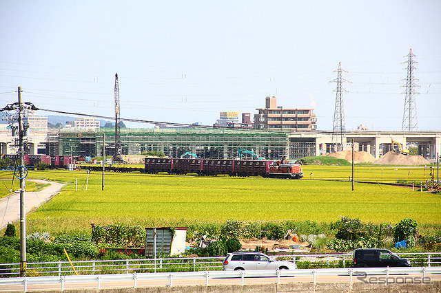 城端線二塚駅を経て中越パルプ工業二塚製造部に向かう貨物列車