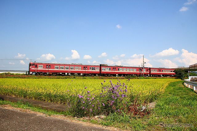 二塚駅に進入する城端線の列車