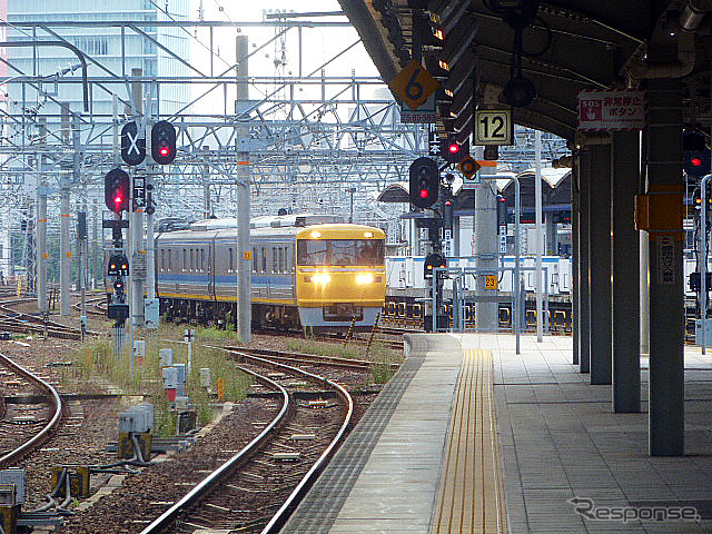 検測装置取替で機能向上が図られる「ドクター東海」(JR東海キヤ95系)。9月下旬、名古屋駅を着発していたDR1編成は、1996年に日本車輌製造で製造されたもの