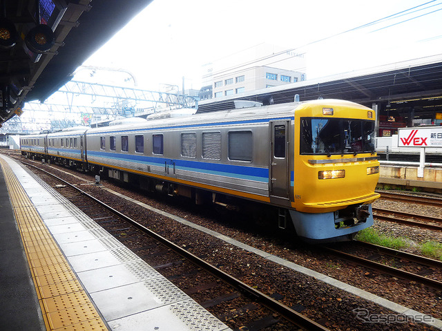 検測装置取替で機能向上が図られる「ドクター東海」(JR東海キヤ95系)。9月下旬、名古屋駅を着発していたDR1編成は、1996年に日本車輌製造で製造されたもの