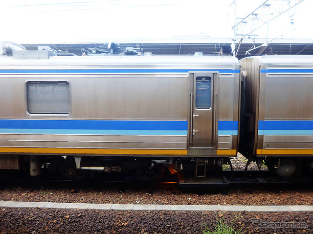 検測装置取替で機能向上が図られる「ドクター東海」(JR東海キヤ95系)。9月下旬、名古屋駅を着発していたDR1編成は、1996年に日本車輌製造で製造されたもの