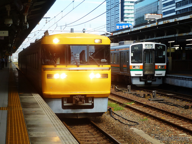 検測装置取替で機能向上が図られる「ドクター東海」(JR東海キヤ95系)。9月下旬、名古屋駅を着発していたDR1編成は、1996年に日本車輌製造で製造されたもの