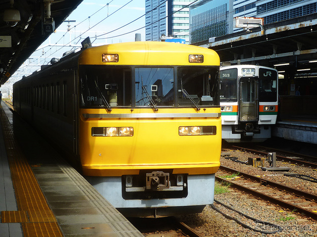 検測装置取替で機能向上が図られる「ドクター東海」(JR東海キヤ95系)。9月下旬、名古屋駅を着発していたDR1編成は、1996年に日本車輌製造で製造されたもの