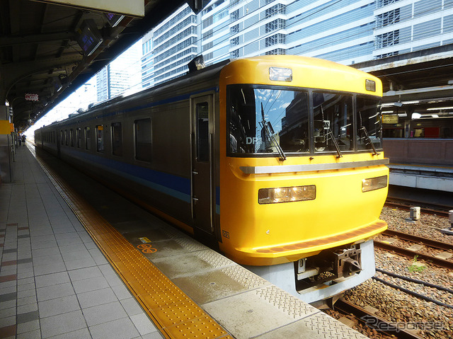 検測装置取替で機能向上が図られる「ドクター東海」(JR東海キヤ95系)。9月下旬、名古屋駅を着発していたDR1編成は、1996年に日本車輌製造で製造されたもの