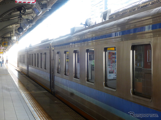 検測装置取替で機能向上が図られる「ドクター東海」(JR東海キヤ95系)。9月下旬、名古屋駅を着発していたDR1編成は、1996年に日本車輌製造で製造されたもの