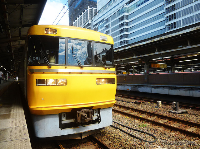 検測装置取替で機能向上が図られる「ドクター東海」(JR東海キヤ95系)。9月下旬、名古屋駅を着発していたDR1編成は、1996年に日本車輌製造で製造されたもの