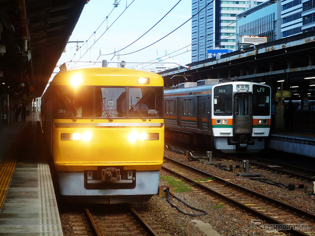 検測装置取替で機能向上が図られる「ドクター東海」(JR東海キヤ95系)。9月下旬、名古屋駅を着発していたDR1編成は、1996年に日本車輌製造で製造されたもの