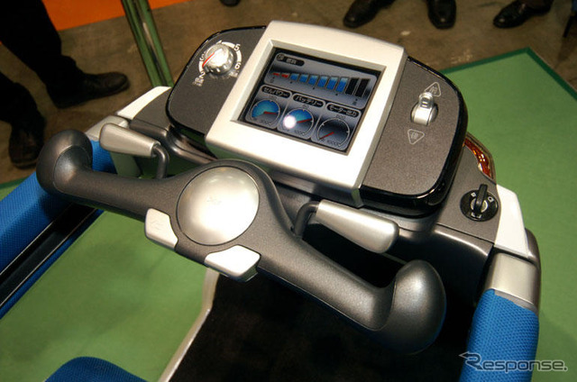 【福祉機器展06】機能性＆ルックスともに進化する電動カート
