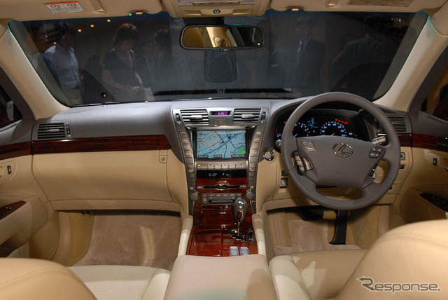 【レクサス LS 新型発表】センターコンソールは大樹