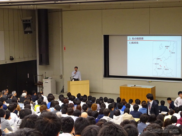 中央大学後楽園キャンパスで出張授業する小飼雅道マツダ社長