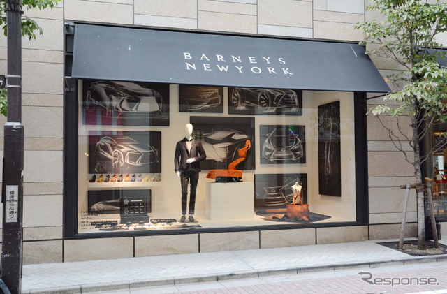 バーニーズ ニューヨーク銀座店のショーウィンドウ