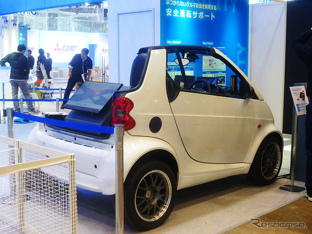 オムロンの車載用カメラ一体型距離センサー「LiCam」が前方の歩行者をとらえる(CEATEC JAPAN 2015/幕張メッセ/10月7~10日)