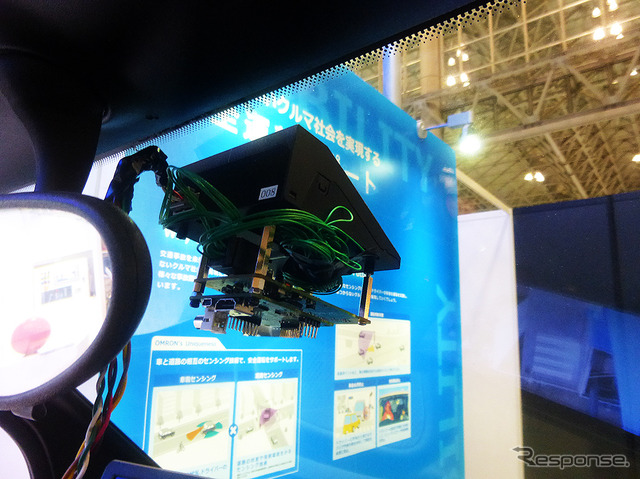 オムロンの車載用カメラ一体型距離センサー「LiCam」が前方の歩行者をとらえる(CEATEC JAPAN 2015/幕張メッセ/10月7~10日)