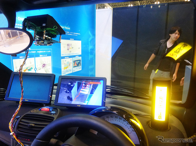 オムロンの車載用カメラ一体型距離センサー「LiCam」が前方の歩行者をとらえる(CEATEC JAPAN 2015/幕張メッセ/10月7~10日)