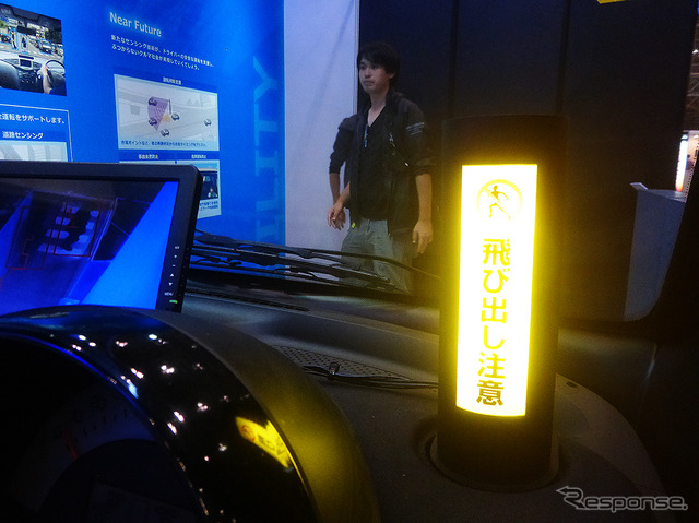 オムロンの車載用カメラ一体型距離センサー「LiCam」が前方の歩行者をとらえる(CEATEC JAPAN 2015/幕張メッセ/10月7~10日)