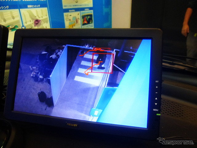 オムロンの車載用カメラ一体型距離センサー「LiCam」が前方の歩行者をとらえる(CEATEC JAPAN 2015/幕張メッセ/10月7~10日)