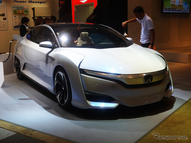 世界初公開となるホンダ外部給電器「Power Exporter 9000」と新型FCVコンセプトカー「Honda FCV CONCEPT」(CEATEC JAPAN 2015/幕張メッセ/10月7~10日)