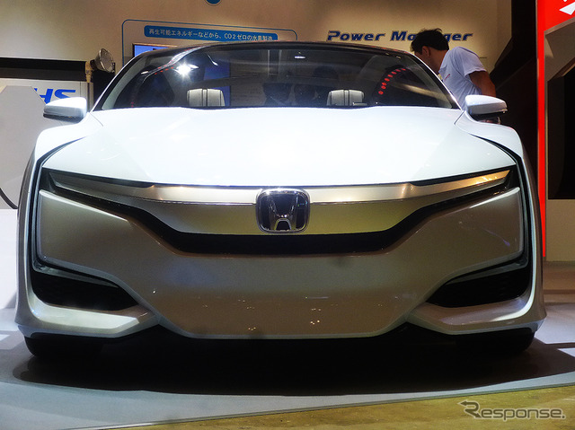 世界初公開となるホンダ外部給電器「Power Exporter 9000」と新型FCVコンセプトカー「Honda FCV CONCEPT」(CEATEC JAPAN 2015/幕張メッセ/10月7~10日)