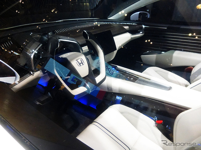 世界初公開となるホンダ外部給電器「Power Exporter 9000」と新型FCVコンセプトカー「Honda FCV CONCEPT」(CEATEC JAPAN 2015/幕張メッセ/10月7~10日)
