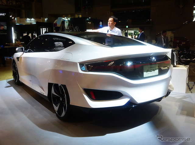 世界初公開となるホンダ外部給電器「Power Exporter 9000」と新型FCVコンセプトカー「Honda FCV CONCEPT」(CEATEC JAPAN 2015/幕張メッセ/10月7~10日)