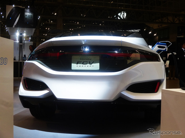 世界初公開となるホンダ外部給電器「Power Exporter 9000」と新型FCVコンセプトカー「Honda FCV CONCEPT」(CEATEC JAPAN 2015/幕張メッセ/10月7~10日)