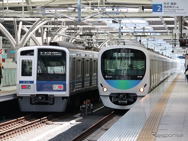 ラッピング電車は30000系（右）を使用。10月13日から運行を開始する。