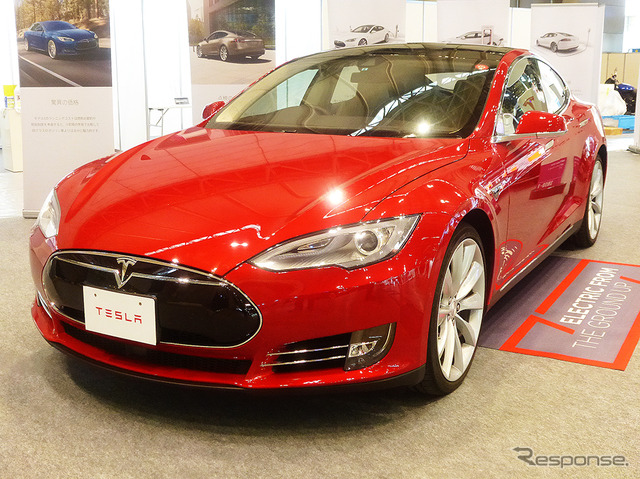 米国大使館商務部ブースでは、テスラモーターズ『モデルS』を展示(CEATEC JAPAN 2015/幕張メッセ/10月7~10日)