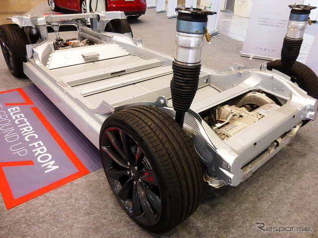 米国大使館商務部ブースでは、テスラモーターズ『モデルS』を展示(CEATEC JAPAN 2015/幕張メッセ/10月7~10日)
