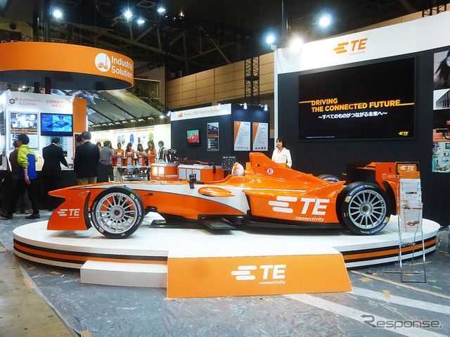 タイコエレクトロニクスジャパンは、アンドレッティ・フォーミュラーEテストカーを展示し、同車に採用されているTE Connectivityのコネクタなどを紹介(CEATEC JAPAN 2015/幕張メッセ/10月7~10日)