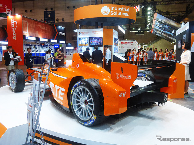 タイコエレクトロニクスジャパンは、アンドレッティ・フォーミュラーEテストカーを展示し、同車に採用されているTE Connectivityのコネクタなどを紹介(CEATEC JAPAN 2015/幕張メッセ/10月7~10日)