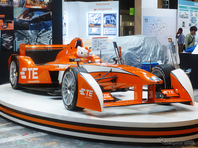 タイコエレクトロニクスジャパンは、アンドレッティ・フォーミュラーEテストカーを展示し、同車に採用されているTE Connectivityのコネクタなどを紹介(CEATEC JAPAN 2015/幕張メッセ/10月7~10日)