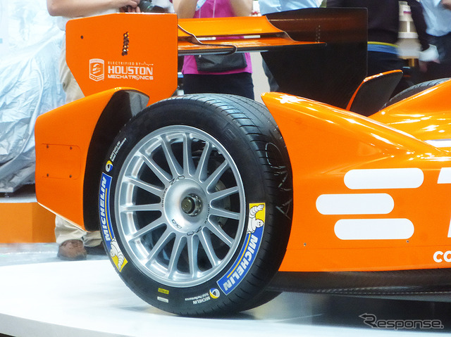 タイコエレクトロニクスジャパンは、アンドレッティ・フォーミュラーEテストカーを展示し、同車に採用されているTE Connectivityのコネクタなどを紹介(CEATEC JAPAN 2015/幕張メッセ/10月7~10日)