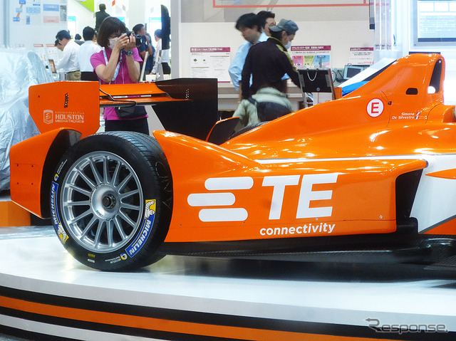 タイコエレクトロニクスジャパンは、アンドレッティ・フォーミュラーEテストカーを展示し、同車に採用されているTE Connectivityのコネクタなどを紹介(CEATEC JAPAN 2015/幕張メッセ/10月7~10日)