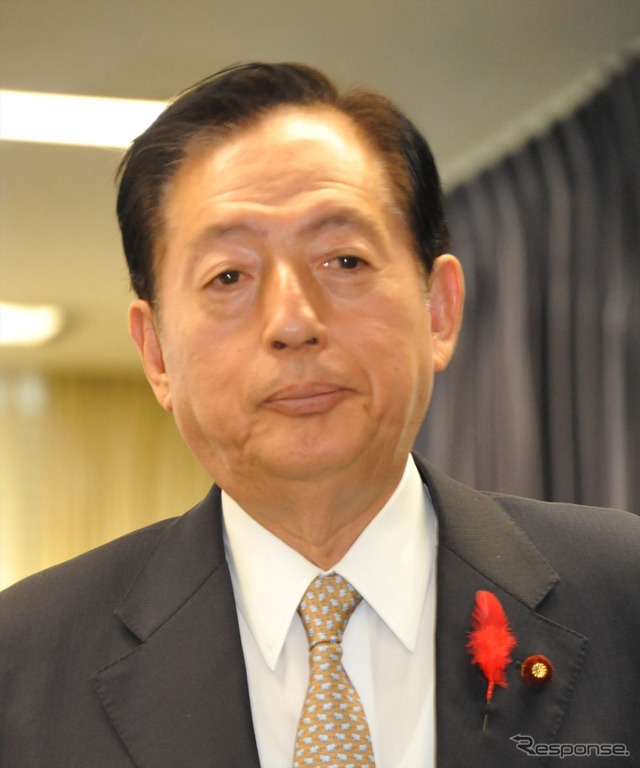 退任会見で会見場をあとにする太田昭宏国交相（7日・霞が関）