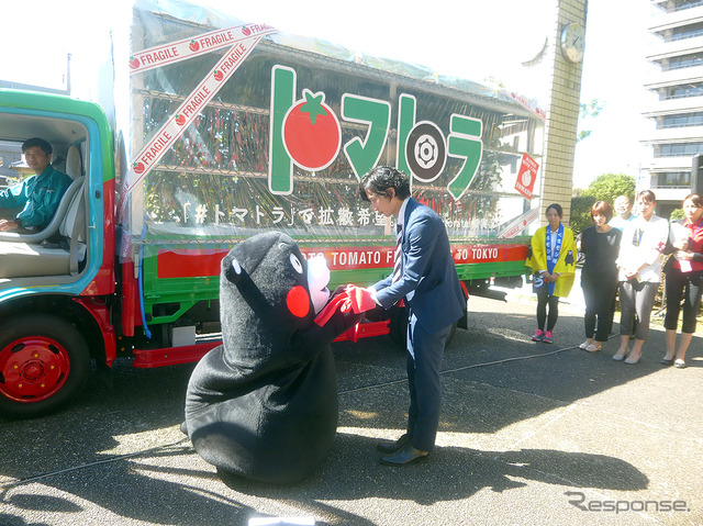 くまモン、シートベルトの長さが足らず、まさかの東京行き断念……（トマト畑直送プロジェクト「トマトラ」出発式、熊本県庁にて、10月7日）