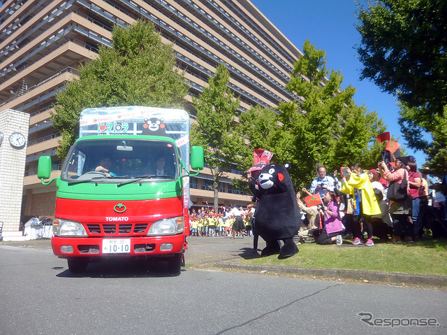 くまモン、シートベルトの長さが足らず、まさかの東京行き断念……(トマト畑直送プロジェクト「トマトラ」出発式、熊本県庁にて、10月7日)