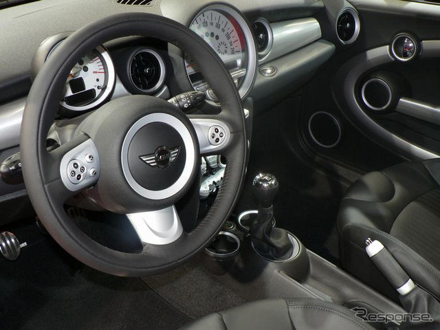 【パリモーターショー06】ボールが弾けて新型 MINI 登場