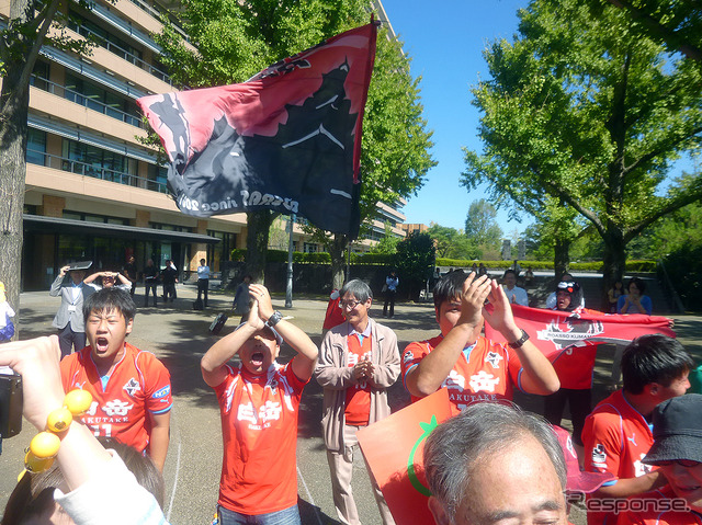 ロアッソ熊本の選手やサポーターたち(トマト畑直送プロジェクト「トマトラ」出発式、熊本県庁にて、10月7日)